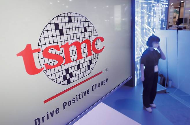 대만 타이베이 세계무역센터에 위치한 TSMC 로고 ⓒAP 연합