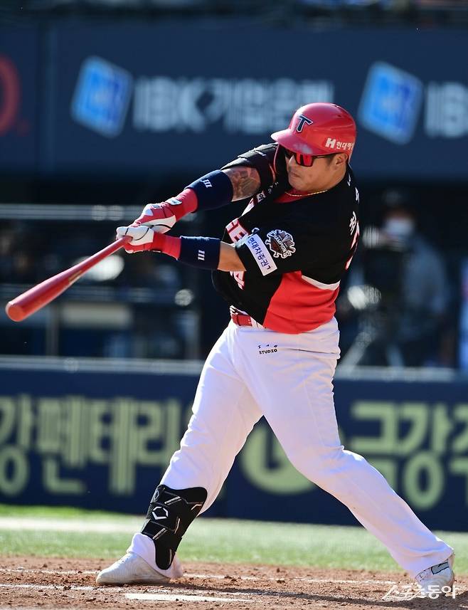 20일 서울 잠실야구장에서 열린 ‘2025 신한 SOL Bank KBO리그’ KIA 타이거즈와 두산 베어스의 경기에서 7회초 2사 1, 3루 KIA 최형우가 역전 1타점 중전 적시타를 치고 있다.  잠실 ｜ 주현희 기자 teth1147@donga.com