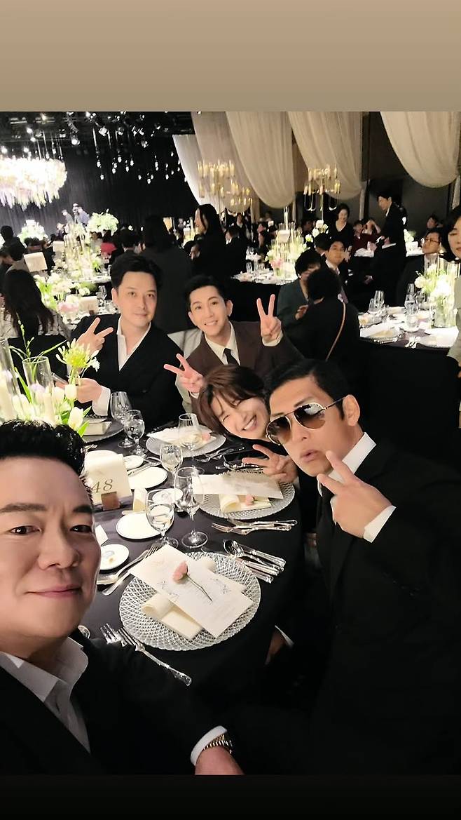 지난 20일 진행된 코요태 김종민의 결혼식에  god의 박준형, 손호영과 플라이 투 더 스카이의 브라이언이 참석했다. 김태균 인스타그램 계정