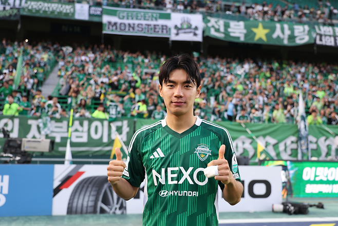 전진우가 20일 대구전을 마친 뒤 기념사진을 찍고 있다. 프로축구연맹