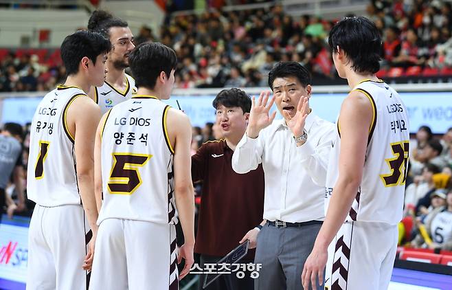 조상현 창원 LG 감독이 지난 5일 울산 현대모비스와의 경기에서 선수들에게 작전 지시를 하고 있다. KBL 제공