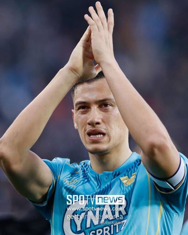 ▲ 인도네시아는 대표팀 11명을 모두 귀화 선수로 배치할 수 있다. 이미 수비의 중심 축으로 이탈리아 세리에A 베네치아에서 뛰는 제이 이제스가 울버햄턴의 저스틴 후브너와 스리백을 구축하고 있다.