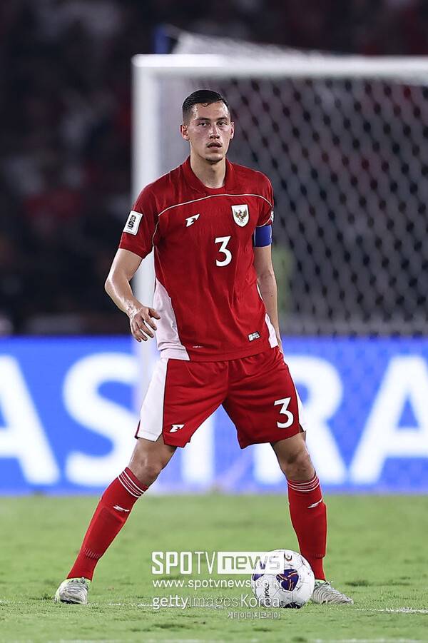 ▲ 인도네시아는 대표팀 11명을 모두 귀화 선수로 배치할 수 있다. 이미 수비의 중심 축으로 이탈리아 세리에A 베네치아에서 뛰는 제이 이제스가 울버햄턴의 저스틴 후브너와 스리백을 구축하고 있다.