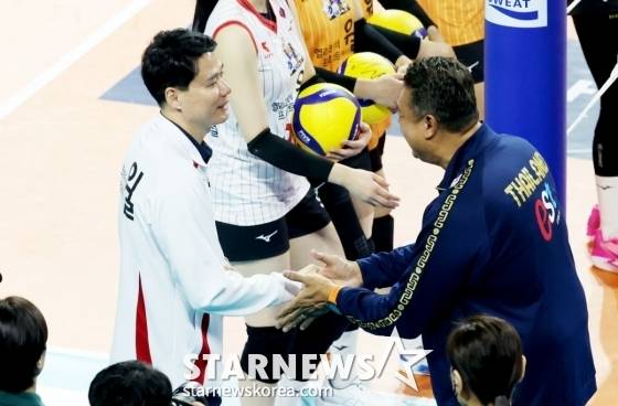 한국 강성형 감독이 태국 카이티퐁 감독과 악수를 하며 선전을 다짐하고 있다. /사진=김진경 대기자