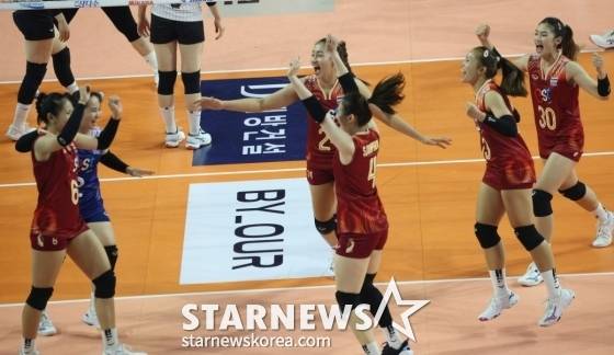 태국 올스타 선수들이 1세트에 이어 2세트마저 승리한 후 환호하고 있다. /사진=김진경 대기자