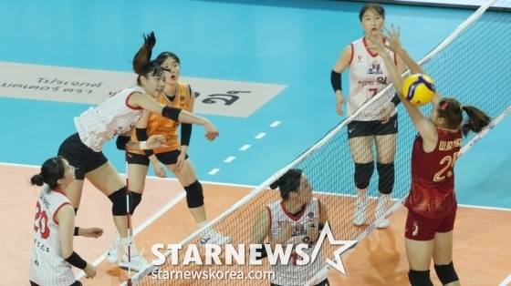 한국 올스타 정윤주가 태국 올스타 블로킹 위로 강스파이크를 날리고 있다. /사진=김진경 대기자