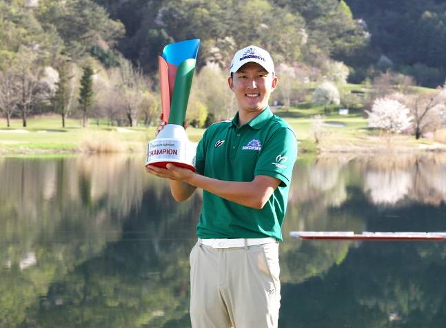 김백준이 20일 KPGA 투어 개막전 DB손해보험 프로미 오픈에서 우승을 차지하고 트로피를 들어올리고 있다. /사진=KPGA 제공