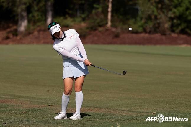 윤이나가 21일(한국시간) 미국 캘리포니아주 로스앤젤레스의 엘카바예로 컨트리클럽에서 열린 'JM 이글 LA 챔피언십' 마지막 4라운드에서 샷을 날리고 있다. /AFPBBNews=뉴스1