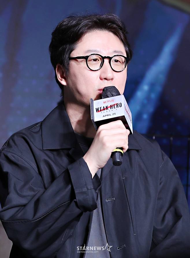 유수민 감독이 21일 오전 서울 마포구 호텔 나루에서 열린 넷플릭스 시리즈 '약한영웅 Class 2' 제작발표회에서 포즈를 취하고 있다. /2025.04.21 /사진=김휘선 hwijpg@