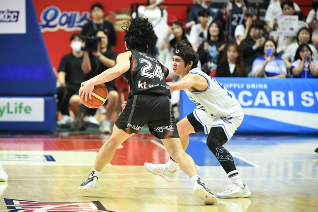 KT 조엘 카굴랑안(왼쪽)과 한국가스공사 샘조세프 벨란겔. /사진=KBL 제공