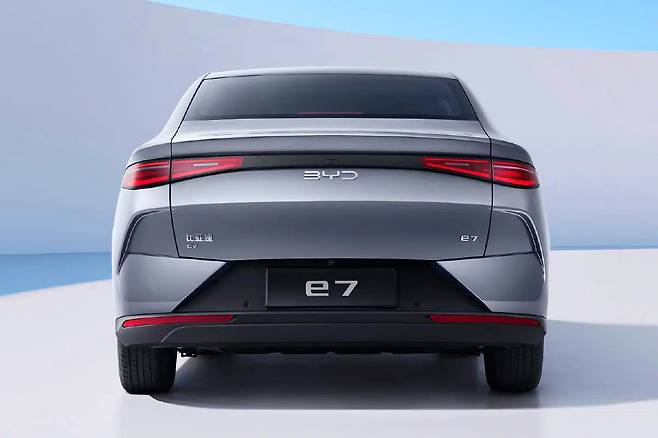 BYD e7
