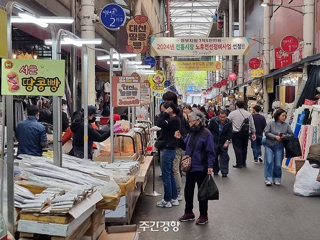 지난 4월 15일 대구 서문시장에서 사람들이 물건을 둘러보고 있다. 이호준 기자