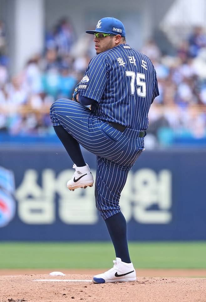 삼성 라이온즈 선발투수 아리엘 후라도가 20일 대구 롯데 자이언츠전에 선발 등판해 투구하고 있다. 삼성 라이온즈