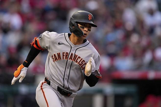 미국 메이저리그 샌프란시스코 자이언츠의 이정후가 21일 (이하 한국시간) 미국 캘리포니아주 애너하임의 에인절스타디움에서 열린 2025 메이저리그 LA 에인절스와의 원정 경기에 3번타자 겸 중견수로 선발출전, 5타수 무안타를 기록했다. 지난 16일 필라델피아 필리스와의 원정 경기부터 이어온 5경기 연속 안타 행진도 마감했다. 오는 22일 밀워키 브루어스와의 홈 경기에서 안타 생산 재개를 노린다. 사진 연합뉴스