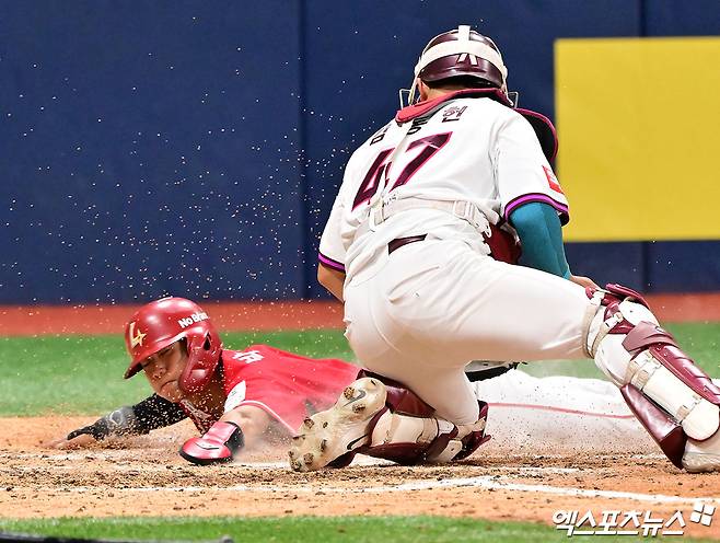 28일 오후 서울 구로구 고척스카이돔에서 열린 '2025 신한 SOL Bank KBO리그' SSG 랜더스와 키움 히어로즈의 경기, 8회초 1사 1루 SSG 박지환이 오태곤의 1타점 2루타때 득점에 성공하고 있다. 엑스포츠뉴스 DB