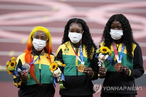 미국 피플지 등에 따르면 프레이저-프라이스는 전날 아들 자이언의 학교 운동회에서 열린 학부모 100m 달리기에 참여했다.  당시 상황이 담긴 영상에서 푸른 옷을 입은 프레이저-프라이스는 출발하자마자 다른 학부모들을 멀찌감치 앞서나갔다. 나중에는 그를 찍고 있던 드론조차 따돌렸다.연합뉴스