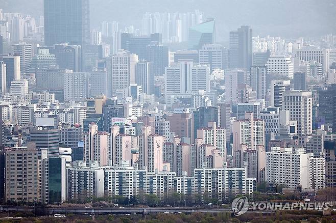 서울시내 아파트 단지  (서울=연합뉴스) 신현우 기자 = 사진은 이날 남산에서 바라본 서울 시내 아파트 단지. 2025.4.17 nowwego@yna.co.kr