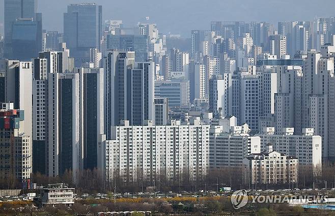 서울 아파트단지  (서울=연합뉴스) 김성민 기자 =  사진은 6일 서울 한강 인근에서 바라본 서초구와 강남구 일대 아파트의 모습. 2025.4.6 ksm7976@yna.co.kr
