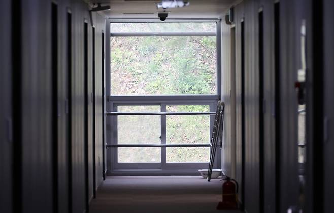 '이재민 향한 희망의 빛'  (안동=연합뉴스) 박세진 기자 = 지난 18일 경북산불 이재민 임시주거시설인 안동시 한국국학진흥원 인문정신연수원 불 꺼진 복도로 빛이 들어오고 있다. 2025.4.18 psjpsj@yna.co.kr