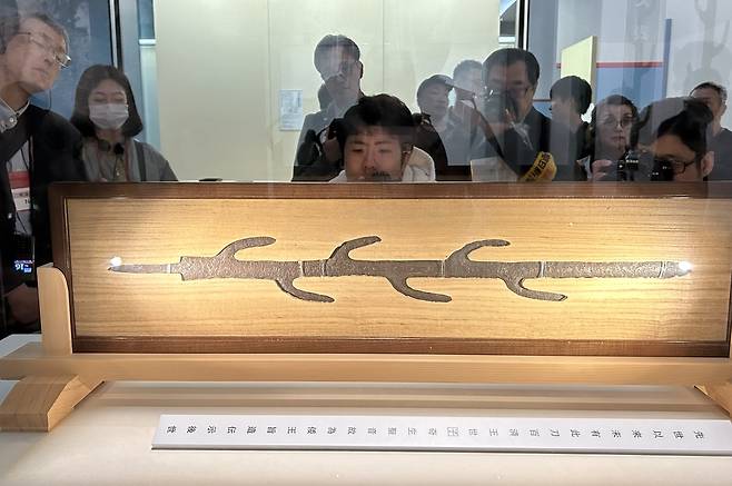 신비로운 칼 '칠지도' (나라=연합뉴스) 김예나 기자 = 지난 18일 일본 나라(奈良)현 나라국립박물관에서 열린 '초(超) 국보 - 영원의 아름다움' 특별전 언론 공개회에서 취재진이 칠지도를 바라보고 있다. 개관 130주년을 맞아 6월 15일까지 동·서신관에서 열리는 전시에는 국보 112건, 중요문화재 16건 등 총 143건이 출품됐다. 2025.4.21
yes@yna.co.kr