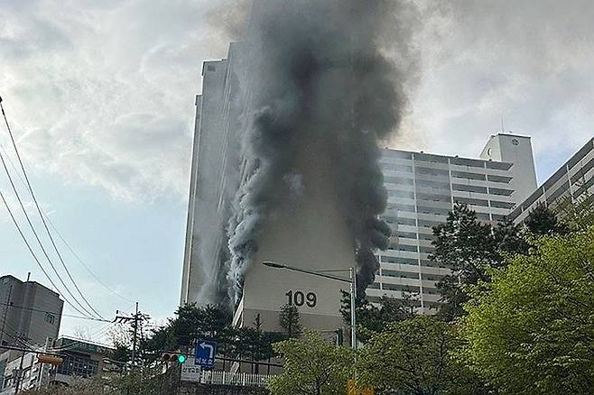 관악구 봉천동 아파트서 화재 (서울=연합뉴스) 21일 오전 서울 관악구 봉천동 21층 규모 아파트에서 불이 나 소방당국이 진압 중이다.
    관악소방서는 현재까지 이 불로 3명이 추락하고 다른 3명은 연기흡입, 호흡 곤란 등 경상을 입은 것으로 추정 중이다.  2025.4.21  [독자 제공. 재판매 및 DB 금지] photo@yna.co.kr