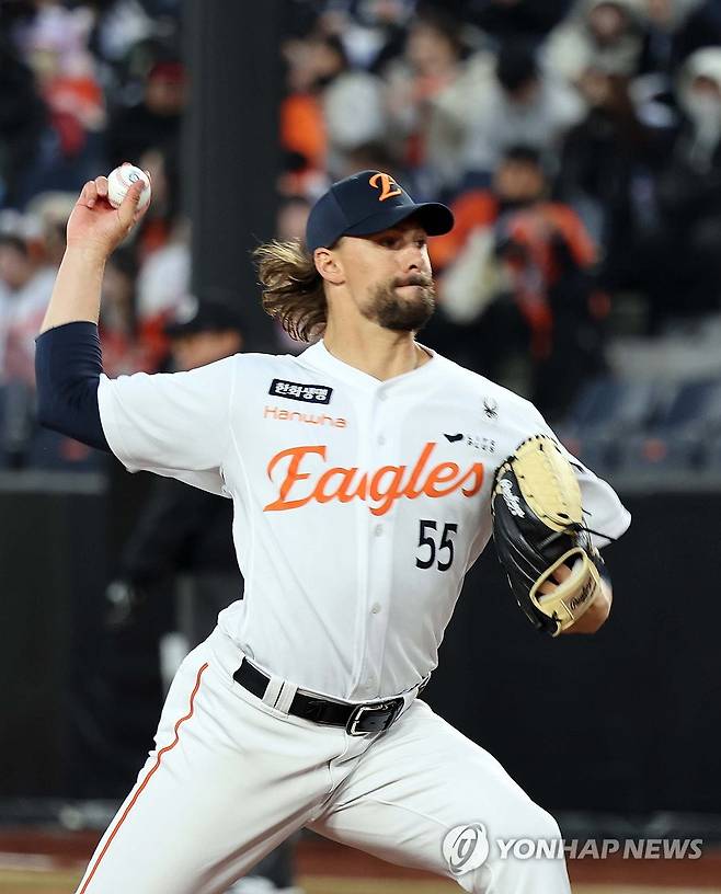 역투하는 와이스 (대전=연합뉴스) 양영석 기자 = 17일 대전 한화생명 볼파크에서 열린 프로야구 한화와 삼성의 시범경기. 한화 선발투수 와이스가 역투하고 있다. 2025.3.17 youngs@yna.co.kr
