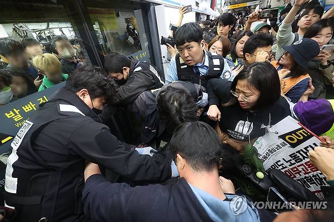 전장연 지하철 탑승 시도 (서울=연합뉴스) 서대연 기자 = 전국장애인차별철폐연대(전장연) 회원들이 21일 서울 지하철 4호선 혜화역에서 제62차 '출근길 지하철 탑니다' 시위를 벌이던 중 지하철 탑승을 시도하며 서울교통공사 직원들과 충돌하고 있다.
    전장연이 출근길 지하철 탑승 시위에 나서는 것은 지난해 4월 8일 이후 1년여 만이다. 2025.4.21 dwise@yna.co.kr