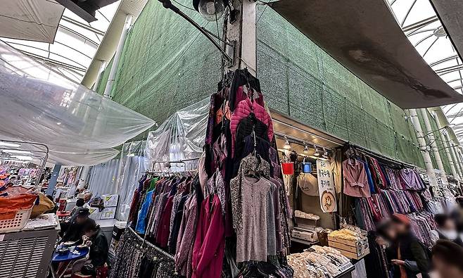 서문시장 4지구 가림막 주변 노점 [촬영 윤관식]