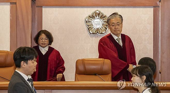 입장하는 김형두 헌법재판관(오른쪽) [연합뉴스 자료사진]