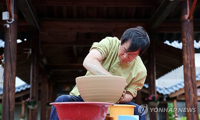 2024년 여주 도자기축제, 전통도자 제작시범 2024년 5월 12일 오후 경기도 여주시 신륵사관광지 일대에서 열린 제36회 여주 도자기축제의 도예랑에서 여주도자명인이 전통도자 제작시범을 선보이고 있다. [여주시 제공. 재판매 및 DB 금지]
