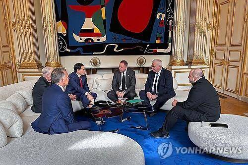 17일(현지시간) 파리 엘리제궁에서 회담 중인 미-우크라 고위급 인사들. [AFP 연합뉴스 자료사진. 우크라이나 대통령실 제공. 재판매 및 DB 금지]