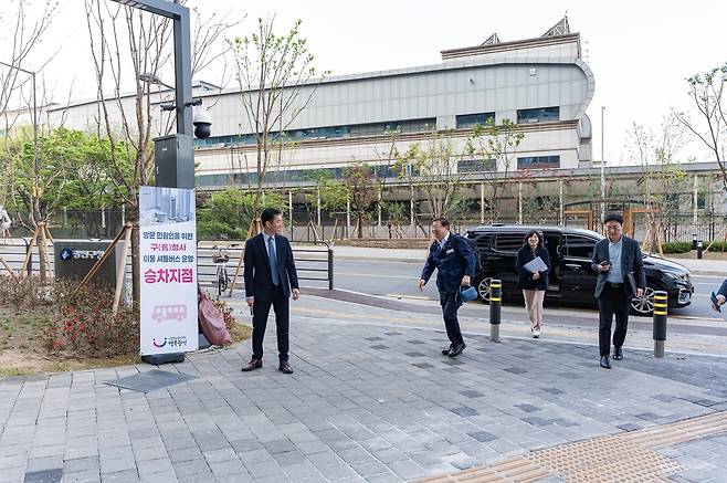 통합청사로 처음 출근하는 김경호 광진구청장 [광진구 제공. 재판매 및 DB 금지]