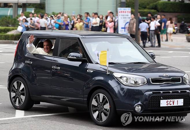 쏘울 탄 프란치스코 교황 (서울=연합뉴스) 임헌정 기자 = 방한한 프란치스코 교황이 2014년 8월 14일 서울 중구 을지로입구 교차로에서 궁정동 교황청대사관으로 향하며 시민들에게 손을 흔들며 인사하고 있다. [자료사진]