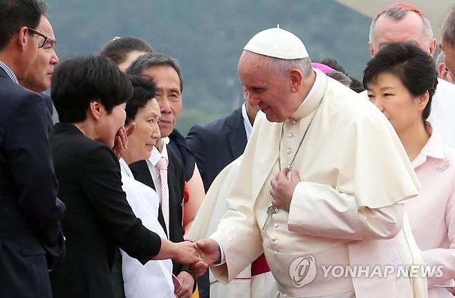 세월호 유가족과 인사하는 프란치스코 교황 (성남=연합뉴스) 도광환 기자 = 2014년 8월 14일 오전 서울공항에 도착한 프란치스코 교황이 환영나온 인사들 중 세월호 유가족 대표들과 인사하고 있다. [자료사진]