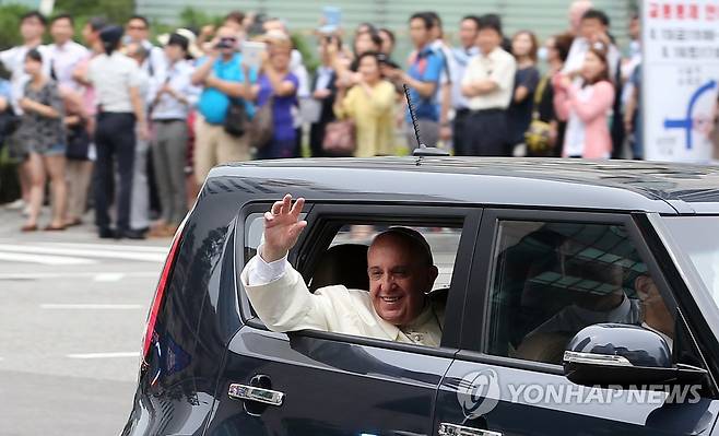 손 흔드는 프란치스코 교황 (서울=연합뉴스) 임헌정 기자 = 프란치스코 교황이 2014년 8월 14일 오전 서울공항을 통해 입국해 궁정동 교황청대사관으로 향하며 을지로입구역 부근의 시민들에게 손을 들어 인사하고 있다. [자료사진]