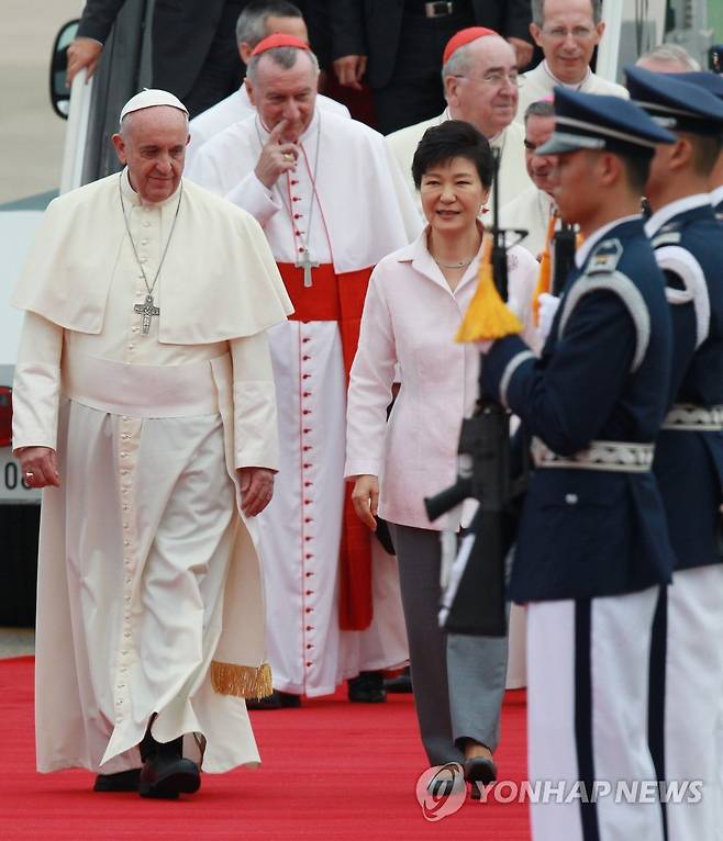 프란치스코 교황과 박근혜 (성남=연합뉴스) 황광모 기자 = 프란치스코 교황이 2014년 8월 14일 오전 경기도 성남 서울공항에 도착한 뒤 영접 나온 박근혜 당시 대통령과 함께 의장대를 사열하고 있다. [자료사진]