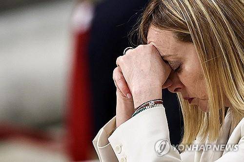 기도하는 조르자 멜로니 이탈리아 총리 [로이터 연합뉴스 자료사진. 재판매 및 DB 금지]