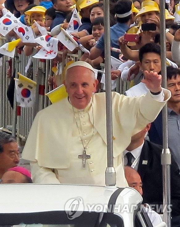 프란치스코 교황 (음성=연합뉴스) 황정현 기자 = 2014년 8월 16일 오후 충북 음성꽃동네를 방문한 프란치스코 교황이 오픈카를 타고 이동하면서 신자들의 환호에 화답하고 있다. [자료사진]