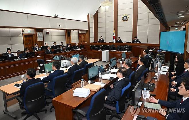 윤석열 전 대통령 2차 공판 (서울=연합뉴스) 21일 서울 서초구 서울중앙지법에서 열린 내란 우두머리 혐의 형사재판 2차 공판이 시작되고 있다. 2025.4.21 [사진공동취재단] photo@yna.co.kr