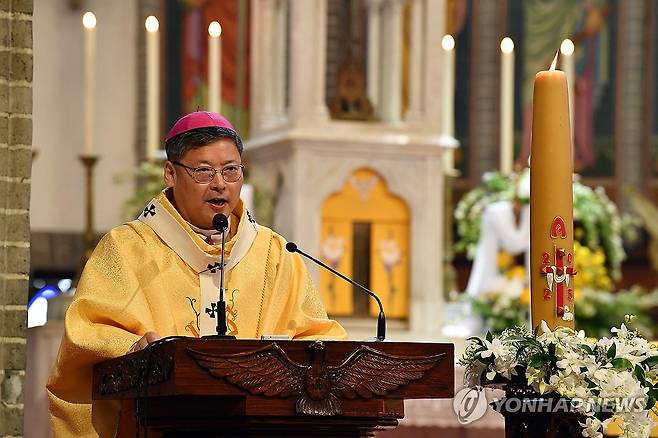 부활 메시지 발표하는 정순택 대주교 (서울=연합뉴스) 20일 서울 명동 성당에서 열린 예수 부활 대축일 미사에서 정순택 서울대교구장 대주교가 부활 메시지 발표를 하고 있다. 2025.4.20 [사진공동취재단] photo@yna.co.kr