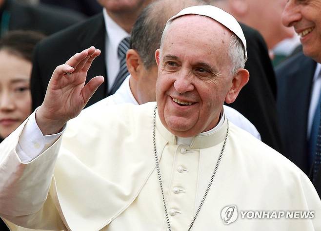 환하게 인사하는 프란치스코 교황 (서울=연합뉴스) 프란치스코 교황이 21일(현지시간) 오전 88세로 선종했다고 교황청이 발표했다.
    프란치스코 교황은 즉위 이듬해인 2014년 8월 14일부터 18일까지 4박 5일 일정으로 한국을 찾아 평화와 위로 그리고 화해의 메시지를 전했다.
    사진은 2014년 8월 14일 경기도 성남 서울공항에 도착한 뒤 영접나온 내빈들에게 손을 들어 인사하는 교황 모습. 2025.4.21 [연합뉴스 자료사진] photo@yna.co.kr