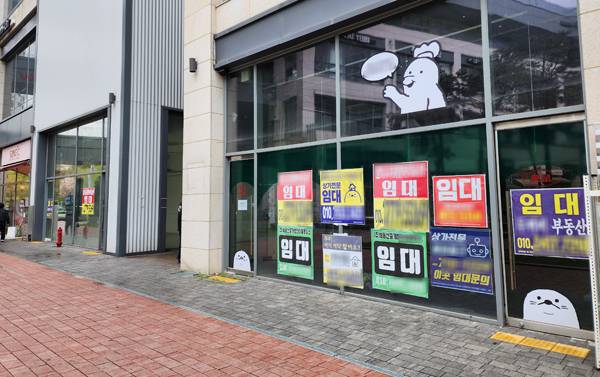 22일 인천 송도국제도시의 한 상가에 임대 딱지가 덕지덕지 붙어 있다.