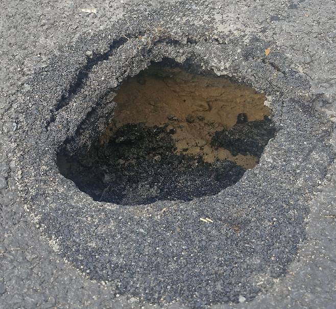 21일 서구 가수원동에 발생한 싱크홀을 촬영한 모습 (사진=최지연 서구의원 제공)