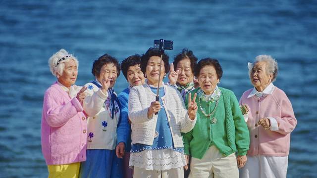 수니와 칠공주가 해양관광 캠페인 홍보 영상의 한 장면인 통영 바다를 배경으로 셀카를 찍고 있다. /칠곡군 제공