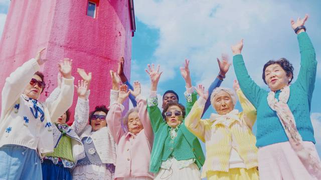 통영 분홍 등대 앞에서 MZ세대 래퍼 온유(ONYOU)와 함께 환호하는 수니와 칠공주. “이 나이에 바다 무대라니!”라는 말처럼, 인생 두 번째 도약을 알리는 장면이다. /칠곡군 제공