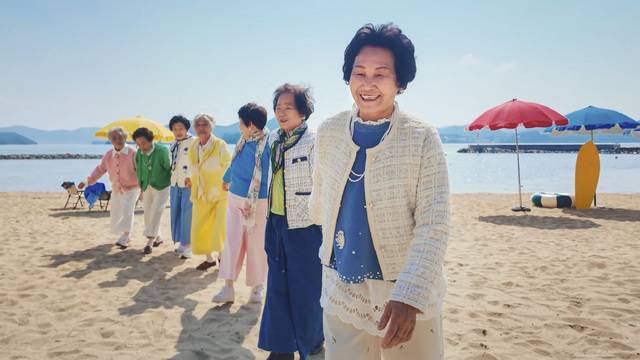 환하게 웃으며 해변을 걷는 수니와 칠공주. “이제 바다도 봤으니 못 할 게 뭐 있노”라며 인생 두 번째 무대를 향해 힘차게 나아가고 있다. /칠곡군 제공