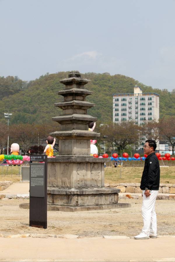 예천읍 남본리 국보 승격을 앞둔 개심사지오층석탑 주변을 군은 다양한 꽃들과 잔디 등을 식재해 불교 순례 관광명소로 꾸미고 있다.