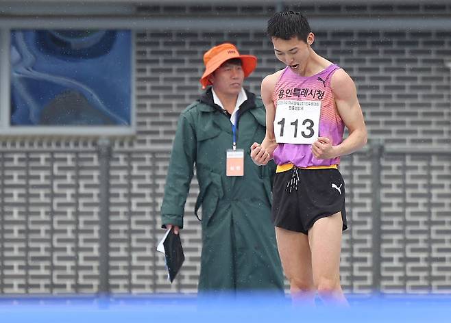 우상혁(용인시청)이 22일 경북 구미시민운동장에서 열린 2025 구미 아시아육상경기선수권대회 최종 선발전에서 2m30 1차시기 점프에 성공 후 환호하고 있다. 사진=연합뉴스