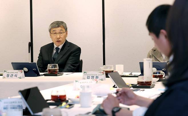정근식 서울시교육감이 12일 오후 서울 중구 컨퍼런스 하우스 달개비에서 열린 기후위기, 환경재난 대응 등 지속가능한 생태전환교육 추진을 위한 ‘제2기 서울 생태전환교육 중장기 발전계획 수립’ 간담회에 참석해 발언하고 있다. (사진 제공=서울시교육청)
