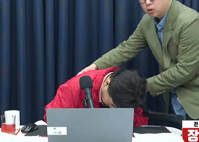 22일 유튜브 생방송 도중 의식을 잃은 고성국씨. (사진=유튜브 채널 ‘고성국TV’)